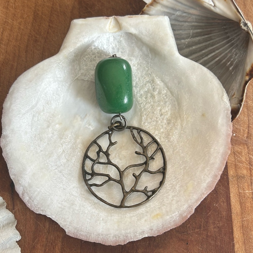 💚💚5/25💚💚 Green Stone & Tree of Life Pendant – Boho Nature Necklace